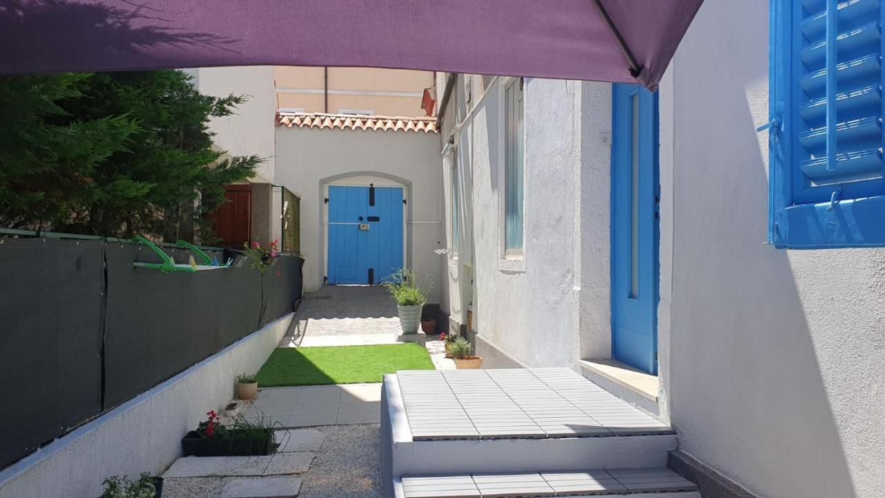 Blue Door In Holiday home *